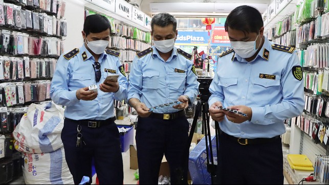 Hà Nội: Triệt phá cơ sở “hô biến” sạc điện thoại “rởm” thành hàng Samsung