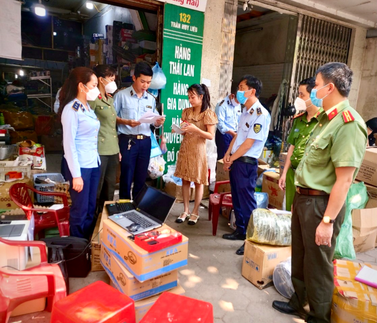 Nam Định: Phát hiện kít test COVID-19 nhập lậu cùng 150kg thực phẩm bẩn