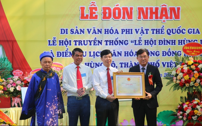 Trao Quyết định công nhận Lễ hội truyền thống đình Hùng Lô là Di sản văn hóa phi vật thể Quốc gia.
