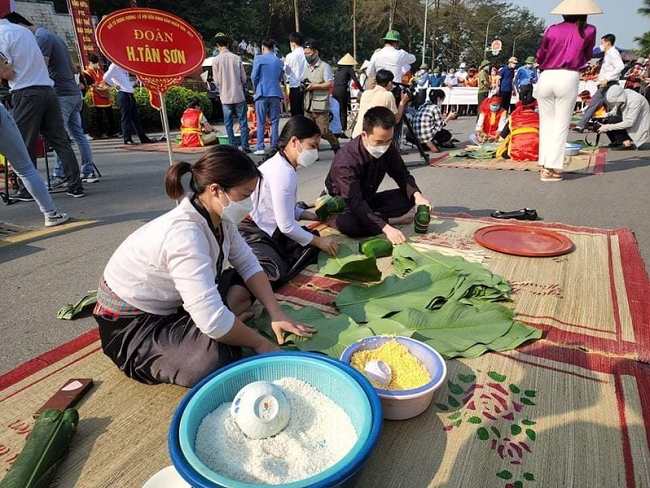 Đội thi gói, nấu bánh chưng huyện Hạ Hoà thực hiện phần thi gói bánh chưng.