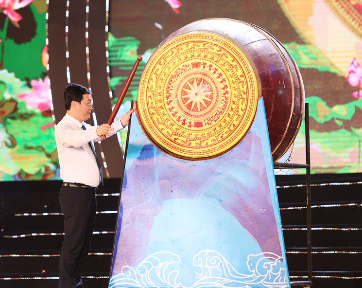 Đồng chí Nguyễn Đức Trung – Phó Bí thư Tỉnh ủy, Chủ tịch UBND tỉnh đánh trống khai hội Lễ hội du lịch Cửa Lò năm 2022. 
