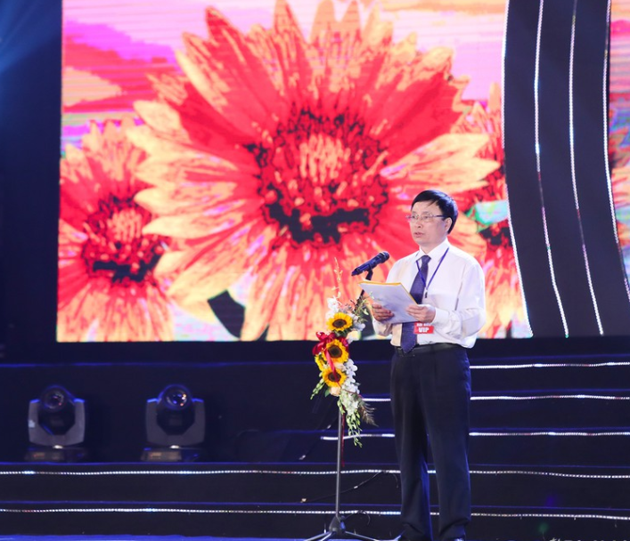Đồng chí Bùi Đình Long – Phó Chủ tịch UBND tỉnh đọc diễn văn khai mạc Lễ hội du lịch Cửa Lò năm 2022.
