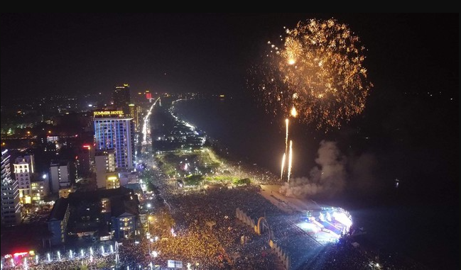 Bắn pháo hoa tại đêm khai mạc khai mạc Lễ hội du lịch Cửa Lò.