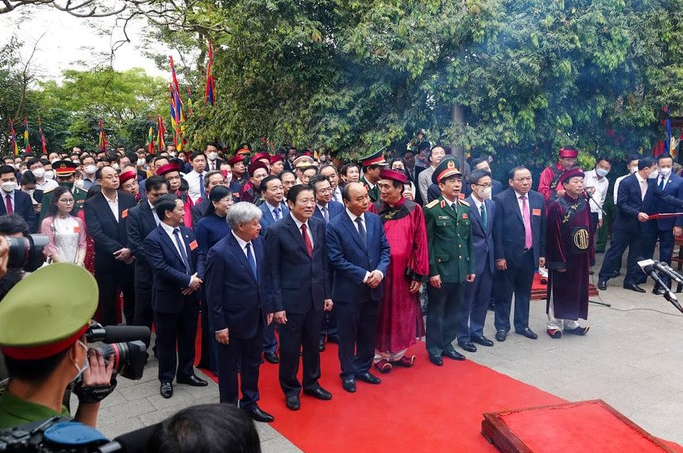 Chủ tịch nước Nguyễn Xuân Phúc và các đại biểu dâng hương tưởng niệm các Vua Hùng