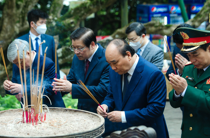Chủ tịch nước Nguyễn Xuân Phúc và các lãnh đạo Đảng, Nhà nước dâng hương tại đền Hùng.