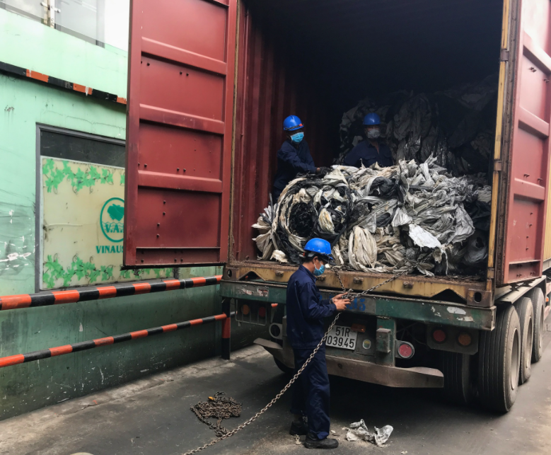 TPHCM: Tiêu hủy gần 360 container phế liệu tồn đọng