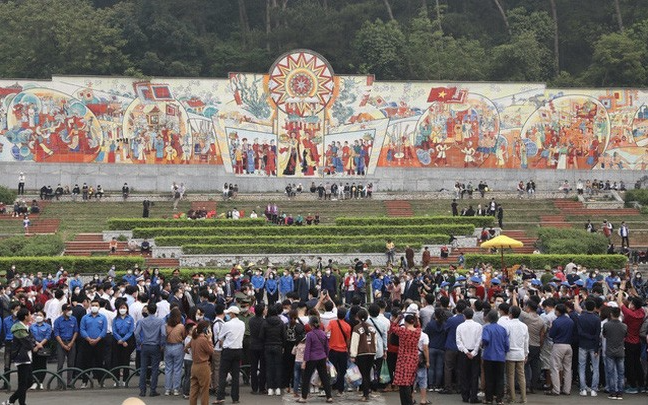 Đông đảo người dân về dự lễ tại khu Di tích lịch sử Quốc gia đặc biệt Đền Hùng