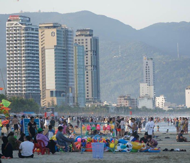 Bãi biển TP Đà Nẵng chật kín người dịp nghỉ lễ giỗ Tổ Hùng Vương.