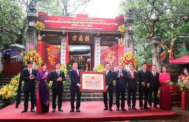 Chủ tịch Ủy ban nhân dân Thành phố Chu Ngọc Anh trao Bằng xếp hạng di tích Quốc gia đặc biệt Thăng Long tứ trấn - đền Kim Liên.