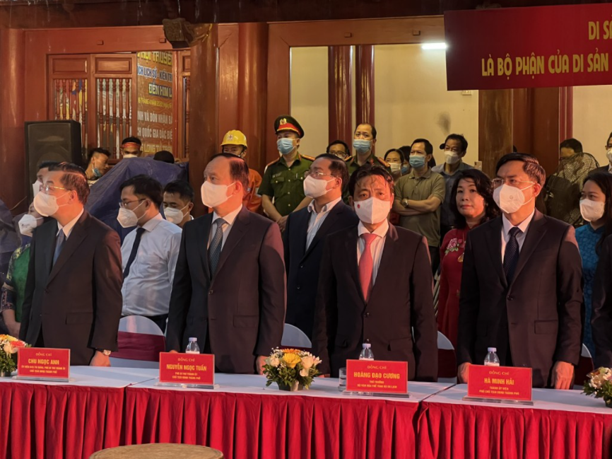 Các đồng chí lãnh đạo Trung ương và Hà Nội thực hiện nghi lễ chào cờ và lắng nghe Chúc văn