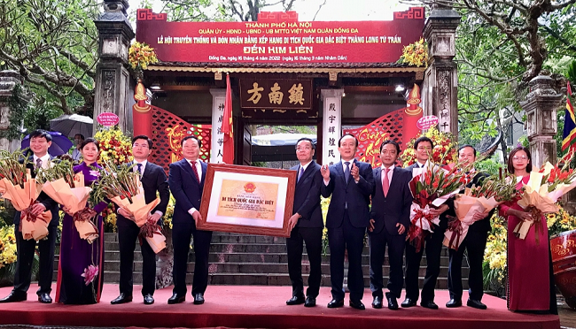 Chủ tịch Ủy ban nhân dân Thành phố Chu Ngọc Anh trao Bằng xếp hạng di tích Quốc gia đặc biệt Thăng Long tứ trấn - đền Kim Liên.