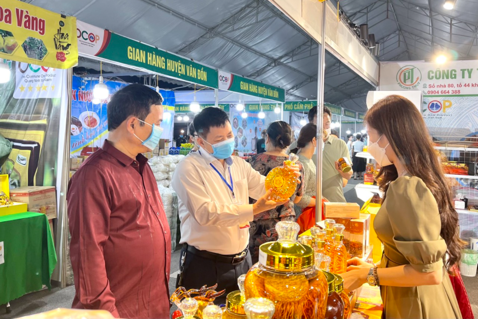 Khai mạc Hội chợ OCOP và Thương mại thành phố Uông Bí năm 2022