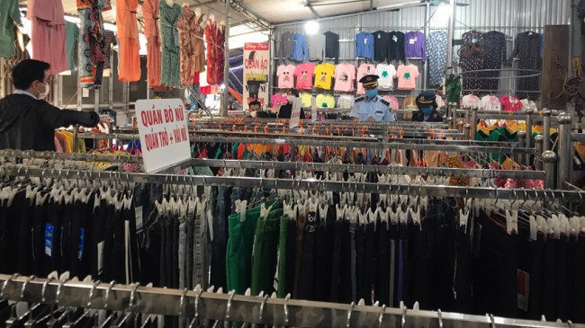 Hà Giang: Tạm giữ sản phẩm quần, áo giả mạo các nhãn hiệu nổi tiếng