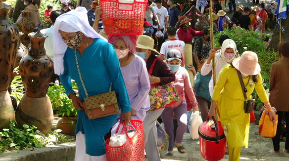 Đông đảo người dân, du khách về dự Lễ hội Tháp Bà Ponagar năm 2022