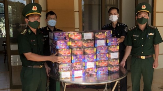 Gia Lai - Kon Tum: Thu giữ 160kg pháo lậu “bỏ quên” dưới tán cây
