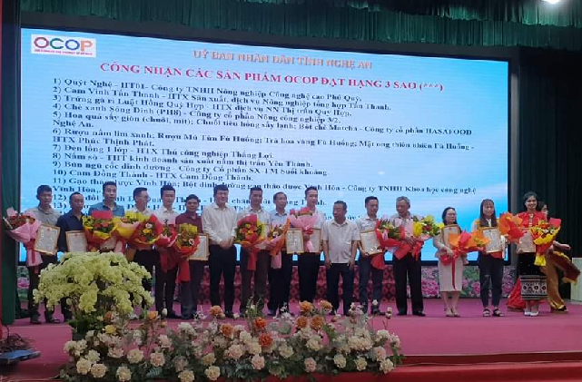 Phó Chủ tịch UBND tỉnh Hoàng Nghĩa Hiếu trao cúp, giấy chứng nhận cho các chủ thể có sản phẩm đạt 4 sao OCOP.