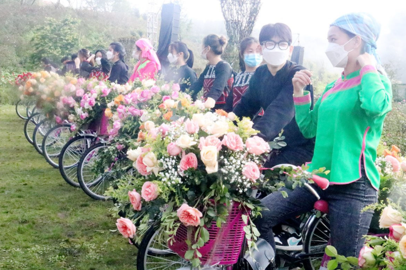 Lễ hội “Fansipan - Xứ sở hoa hồng trong mây” đã để lại ấn tượng sâu sắc trong lòng du khách khi đến với khu du lịch quốc gia Sa Pa trong ngày 23/4