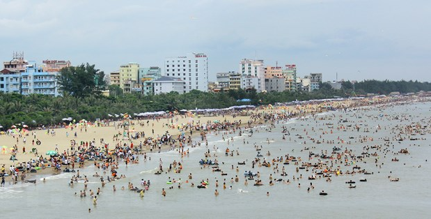 Bãi biển Sầm Sơn là một trong những điểm đến hấp dẫn khách du lịch. 