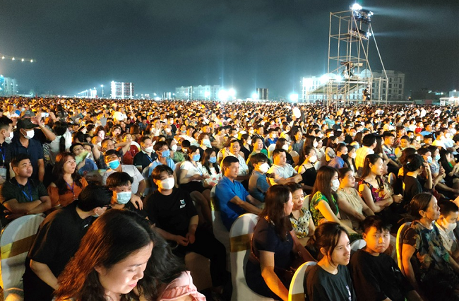 Lượng người đổ về khu sân khấu Quảng trường biển Sầm Sơn chật kín