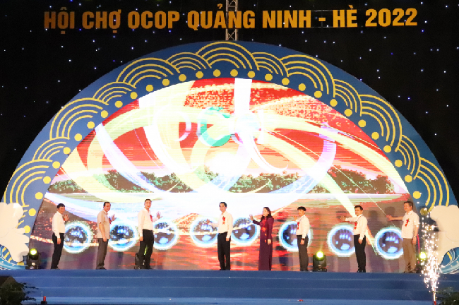 Tưng bừng đêm khai mạc Hội chợ OCOP Quảng Ninh - Hè 2022
