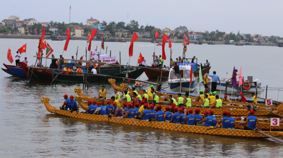 Sôi nổi Lễ hội đua thuyền truyền thống trên sông Nhật Lệ năm 2022