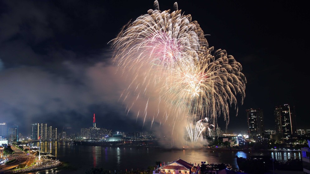 Pháo hoa rực sáng bầu trời TPHCM chào mừng 47 năm thống nhất đất nước