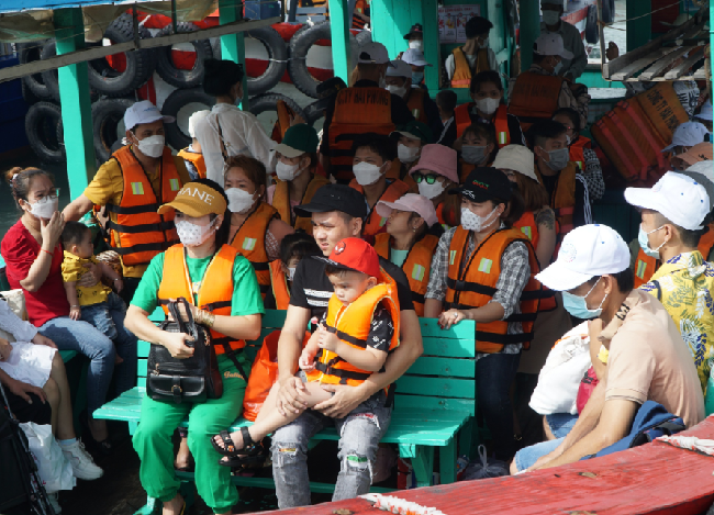 Các tàu tham quan vịnh Nha Trang đều đông nghẹt du khách