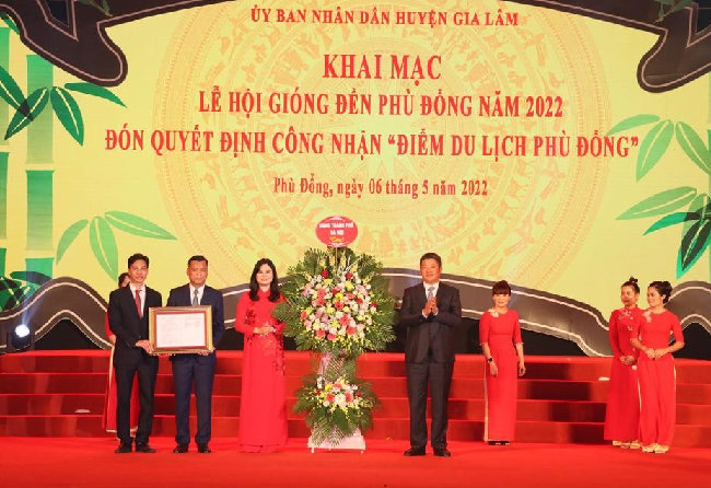 Phó Chủ tịch UBND TP Hà Nội Nguyễn Mạnh Quyền trao quyết định công nhận “Điểm du lịch Phù Đổng”