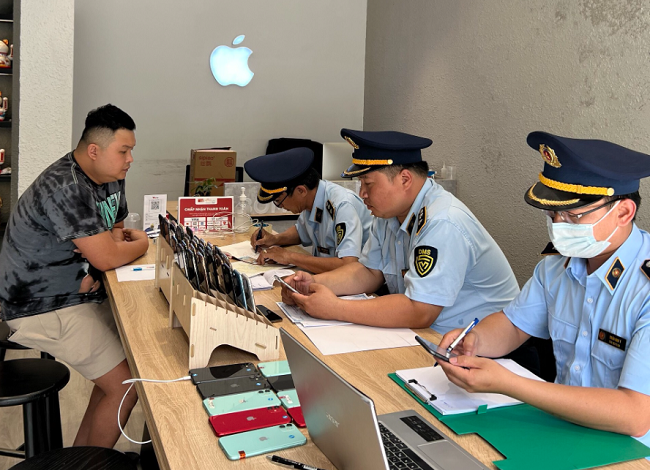 Thừa Thiên - Huế: Kiểm tra đột xuất 02 cửa hàng bán điện thoại di động