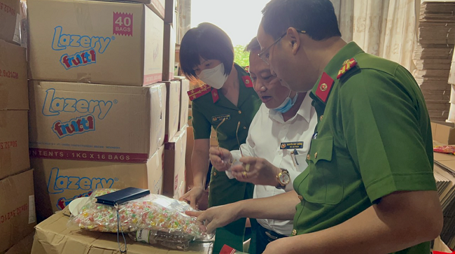 Hà Nội: Thu giữ hàng trăm thùng kẹo không hóa đơn chứng từ