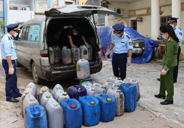 Lạng Sơn: Phát hiện phương tiện vận chuyển trên 1.000 kg mỡ nước cáu bẩn