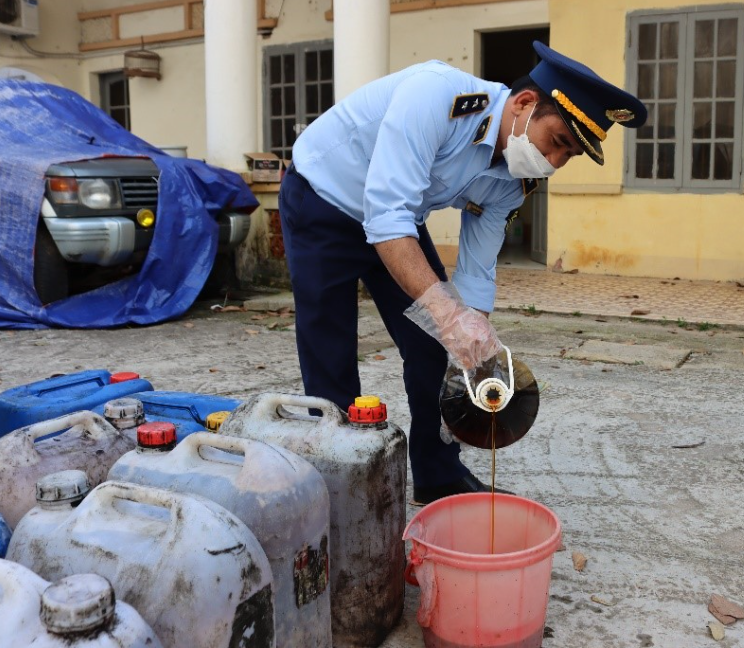 Lạng Sơn: Phát hiện phương tiện vận chuyển trên 1.000 kg mỡ nước cáu bẩn