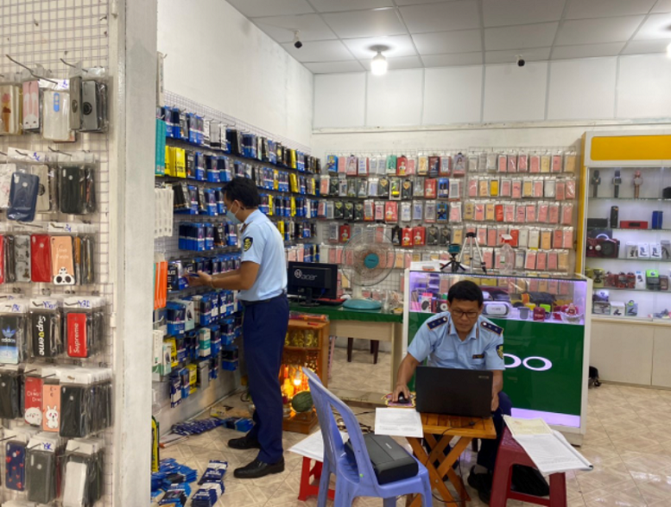 Bình Thuận: Tạm giữ 1.500 sản phẩm phụ kiện điện thoại
