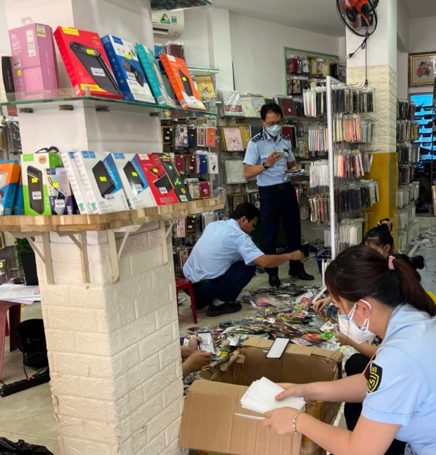 Bình Thuận: Phát hiện trên 2.200 sản phẩm phụ kiện điện thoại nhập lậu