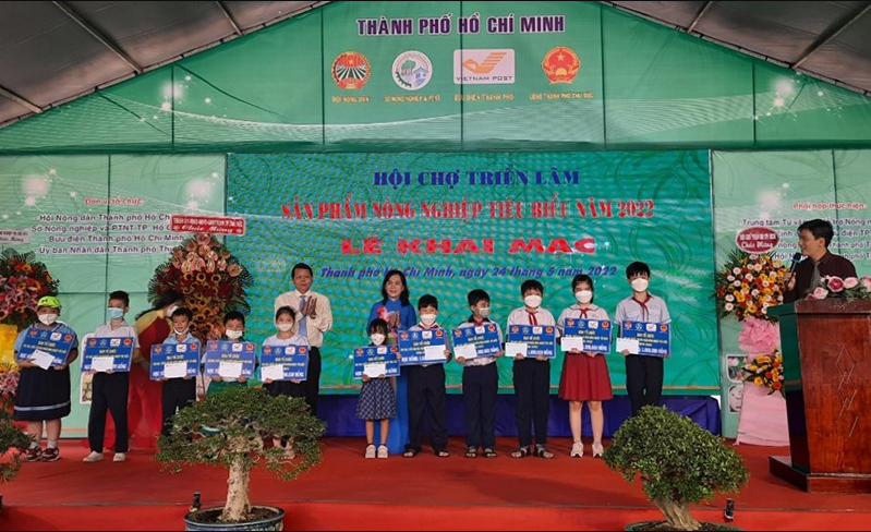  Hội Nông dân Thành phố Hồ Chí Minh trao học bổng cho học sinh nghèo, cận nghèo.