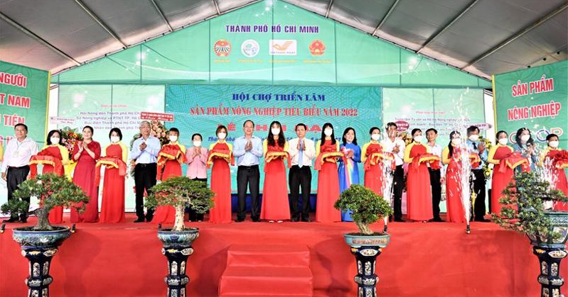 Lãnh đạo Thành phố cùng Ban tổ chức cắt băng khai mạc sáng 24/5. Lãnh đạo Thành phố cùng Ban tổ chức cắt băng khai mạc sáng 24/5.