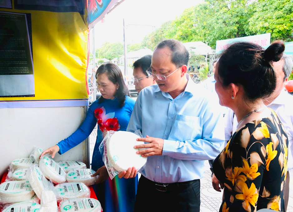 Phó Bí thư Thành ủy TPHCM Nguyễn Hồ Hải trao đổi, tham quan, mua sản phẩm tại hội chợ, triển lãm