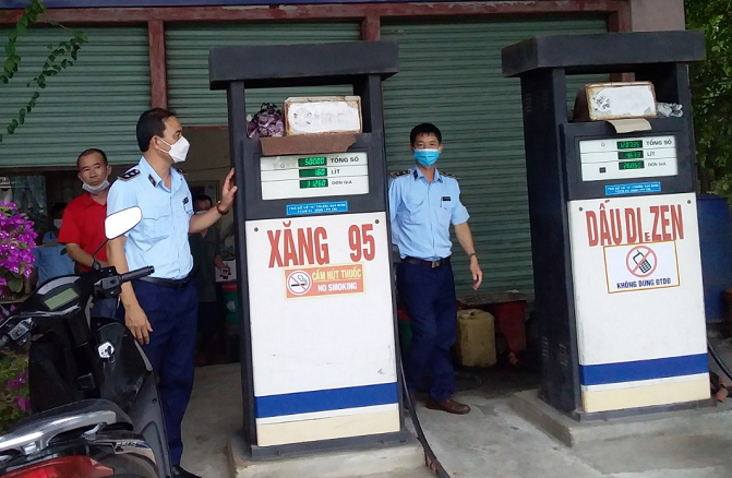 Nam Định: Xử phạt cơ sở kinh doanh xăng dầu ghi biển hiệu không đầy đủ