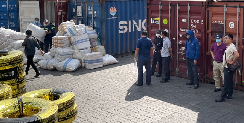Lực lượng hải quan đang tiến hành mở container cho lấy mẫu giám định lô hàng