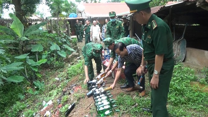 Quảng Trị: Tiêu hủy lượng lớn sữa và rượu không nguồn gốc xuất xứ