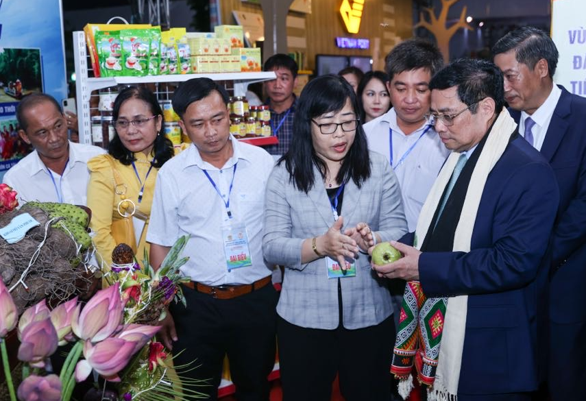 Thủ tướng Phạm Minh Chính đã thăm một số gian hàng trưng bày trong Festival trái cây và sản phẩm OCOP Việt Nam năm 2022