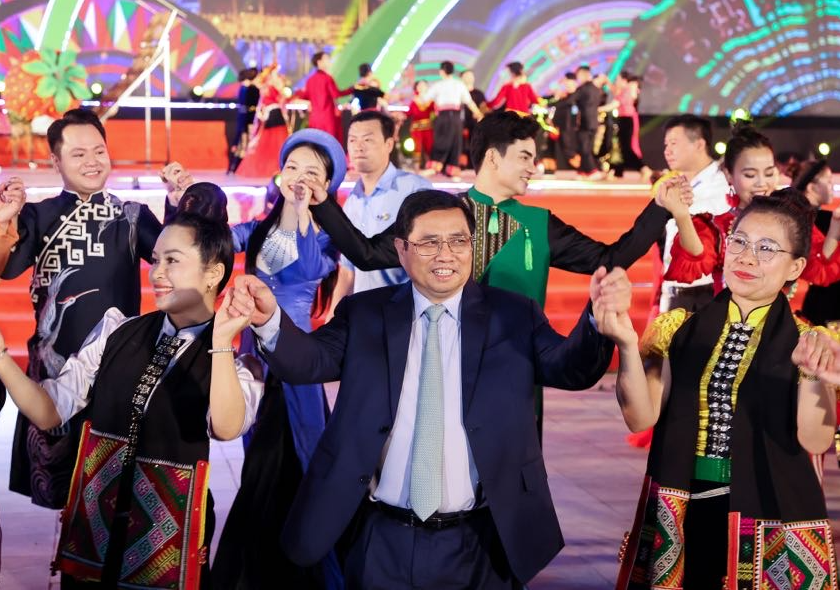 Thủ tướng Phạm Minh Chính, nguyên Phó Chủ tịch Thường trực Quốc hội Tòng Thị Phóng tham gia điệu múa xòe truyền thống của dân tộc Thái, di sản văn hóa phi vật thể đại diện của nhân loại