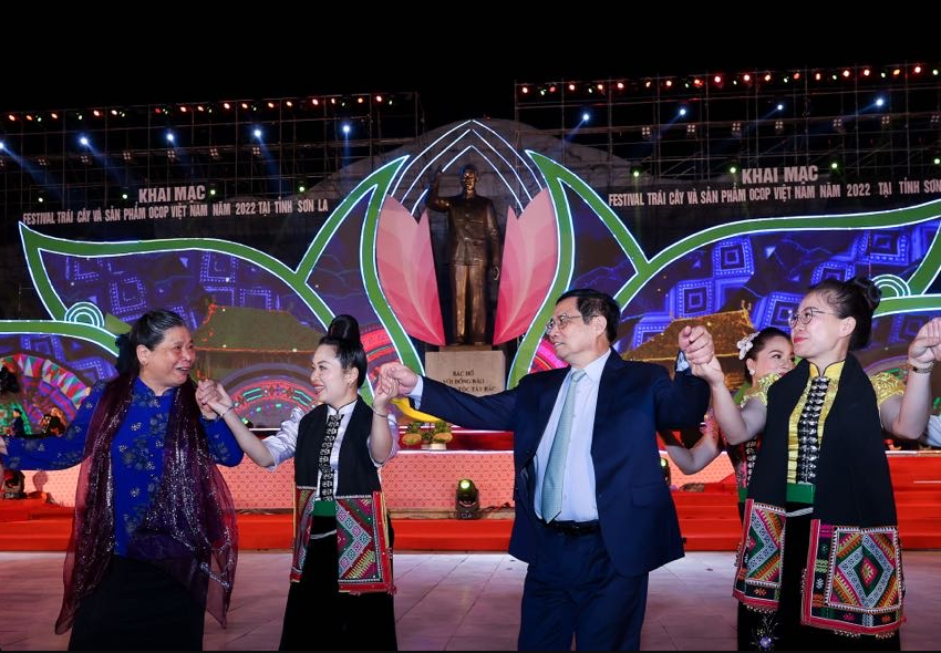 Thủ tướng Phạm Minh Chính, nguyên Phó Chủ tịch Thường trực Quốc hội Tòng Thị Phóng tham gia điệu múa xòe truyền thống của dân tộc Thái, di sản văn hóa phi vật thể đại diện của nhân loại