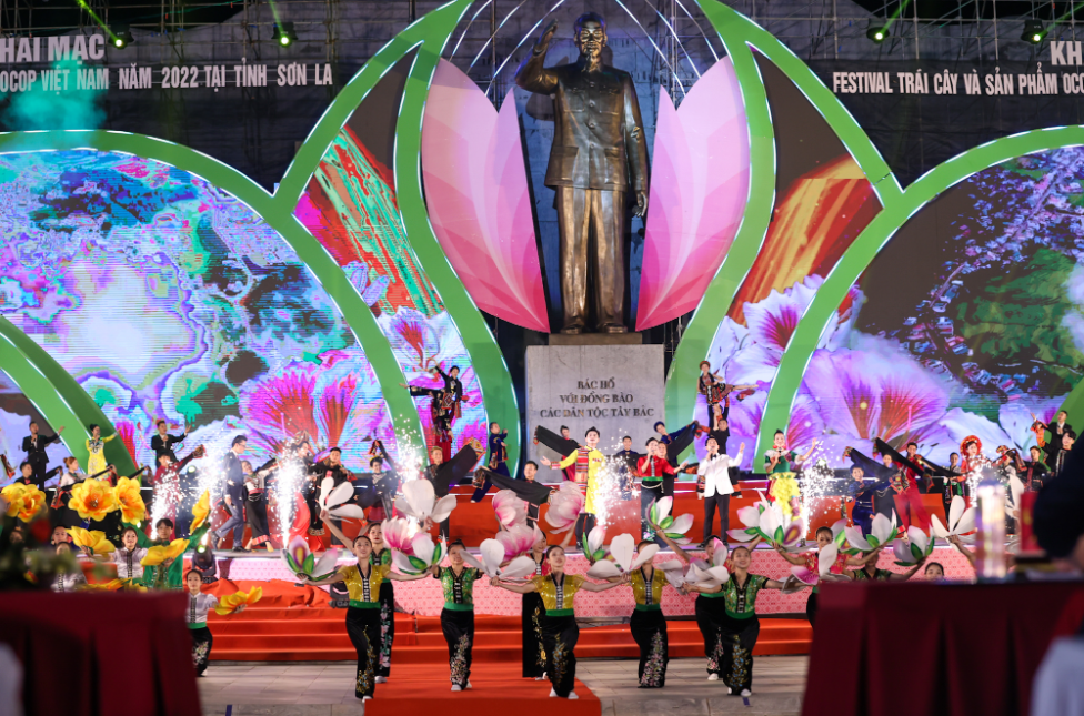 Chương trình nghệ thuật chào mừng Festival trái cây và sản phẩm OCOP Việt Nam được dàn dựng công phu, đặc sắc