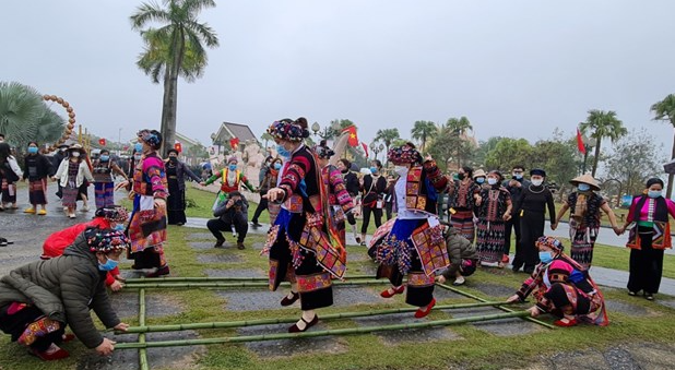 Đồng bào các dân tộc với trò chơi nhảy sạp truyền thống.