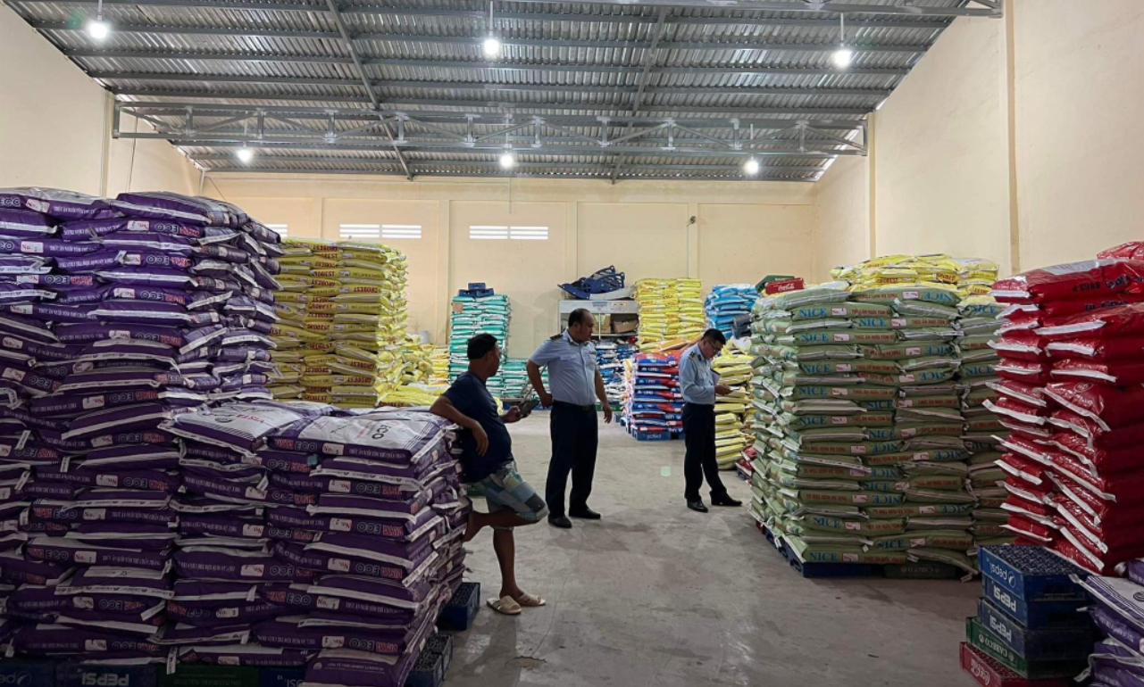 Tạm giữ trên 3 tấn thức ăn chăn nuôi hết hạn sử dụng tại thị trường Bạc Liêu.