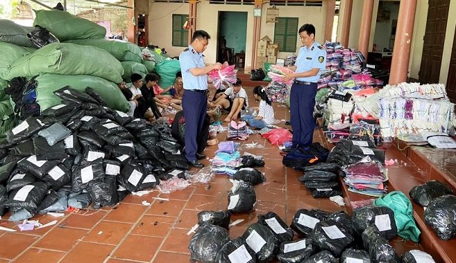 Vĩnh Phúc: Tạm giữ gần 12.000 sản phẩm quần áo giả mạo nhãn hiệu
