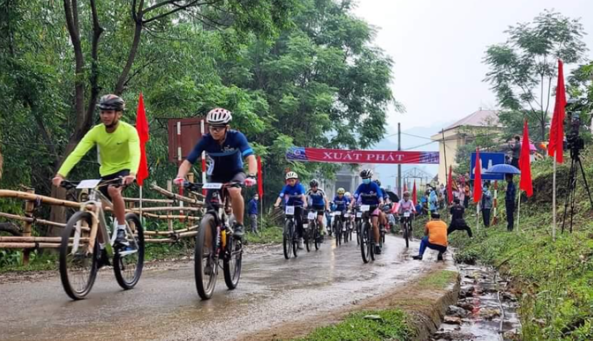 Hấp dẫn Giải đua xe đạp địa hình “Đi giữa mùa hoa đỗ quyên” năm 2022