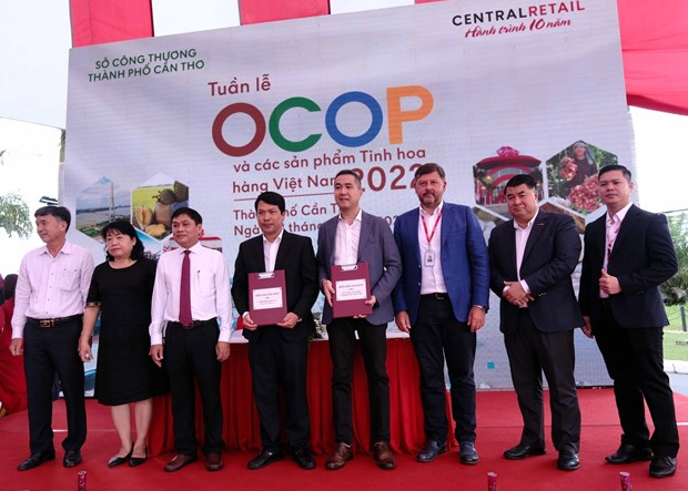 Ký kết biên bản ghi nhớ hợp tác giữa Sở Công Thương thành phố Cần Thơ và Tập đoàn Central Retail Việt Nam.