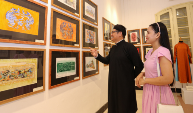 Ông Phan Thanh Hải, Giám đốc Sở VH-TT tỉnh Thừa Thiên-Huế, giới thiệu du khách những tác phẩm nghệ thuật tại triển lãm